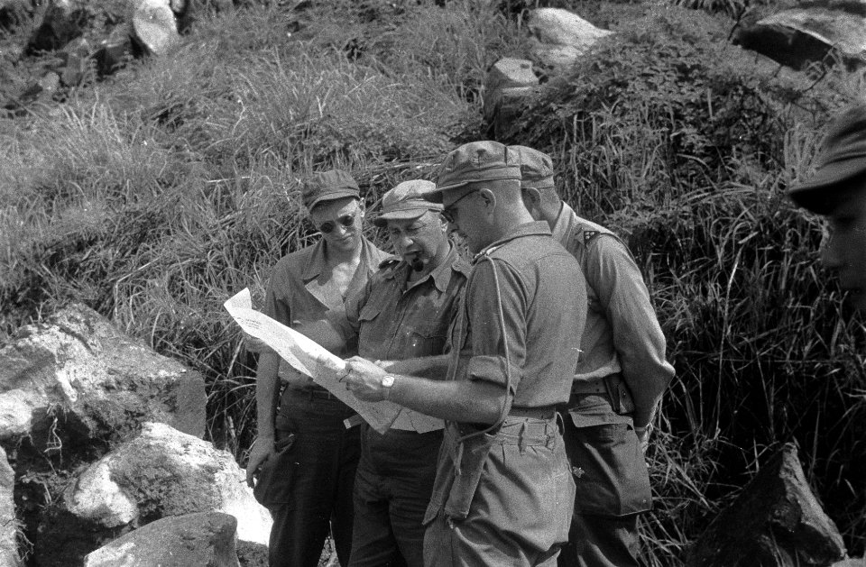 Medan-Brastagi zuiveringsactie in het Medangebied. Manshoge rotsblokken - door , Bestanddeelnr 3762