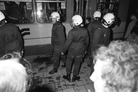 ME bij de tram waarmee de voetbalsupporters naar huis gingen, Bestanddeelnr 931-7565
