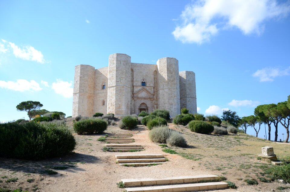 Pouilles castle castel del monte