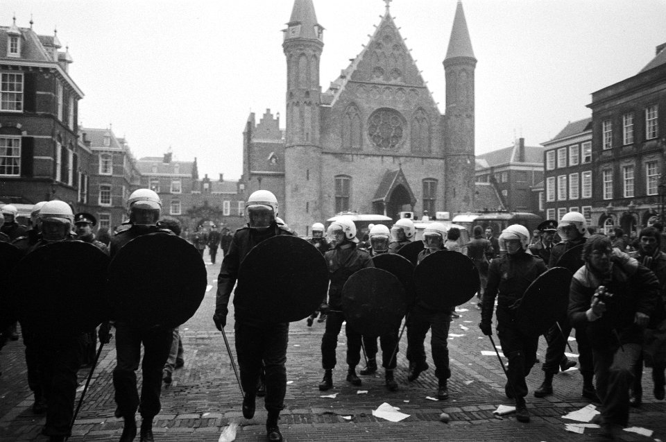 ME ontruimt het Binnenhof, Bestanddeelnr 932-4383