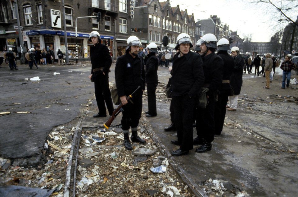 ME , tanks en pantserv. ruimen barricades rond kraakpand in Vondelbuurt Adam ME, Bestanddeelnr 253-8154