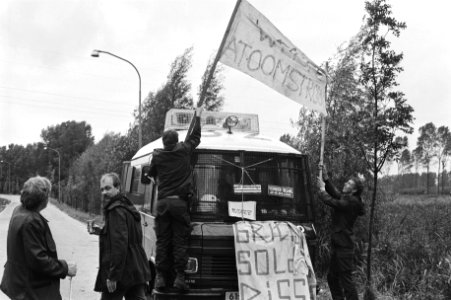 ME versiert wagen met buitgemaakte spandoeken, Bestanddeelnr 931-6921