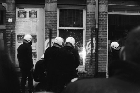 ME zaagt deur van het huis open, Bestanddeelnr 933-5462