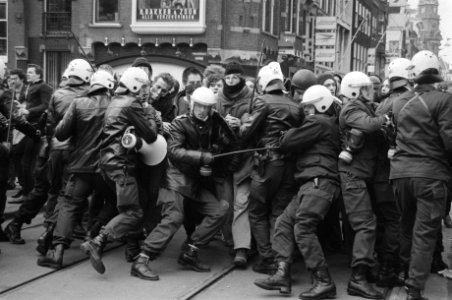 ME houdt met moeite betogers op afstand, Bestanddeelnr 931-3110