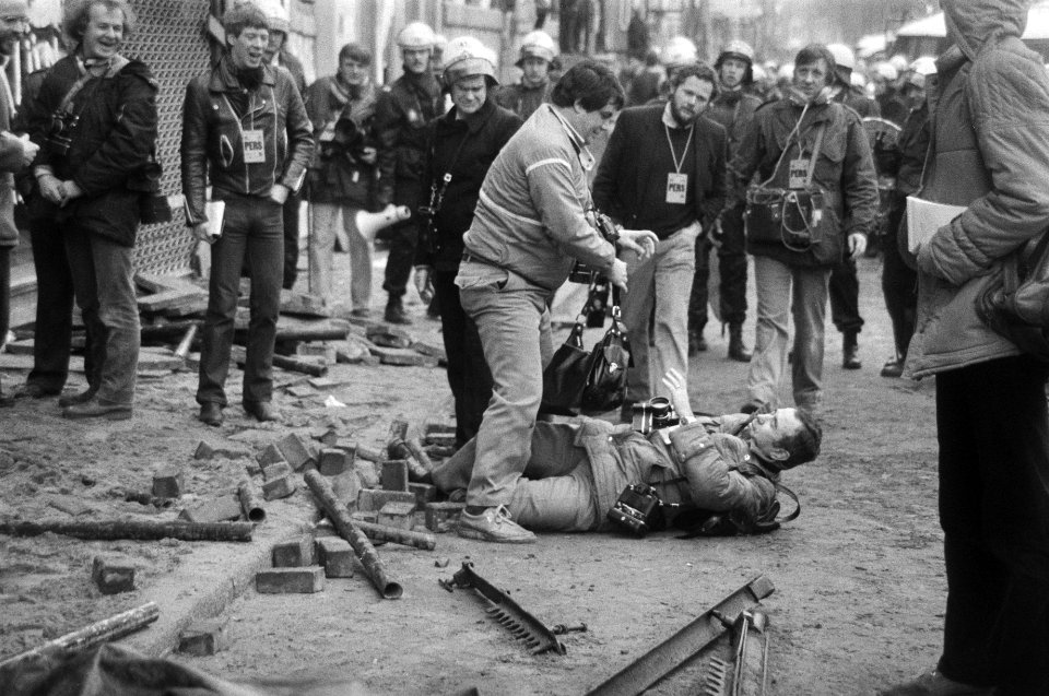 ME en de pers bij het ontruimde pand met liggend op de grond fotograaf Robert La, Bestanddeelnr 931-3123