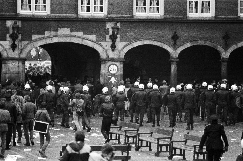 ME veegt het Binnenhof schoon, Bestanddeelnr 932-4388