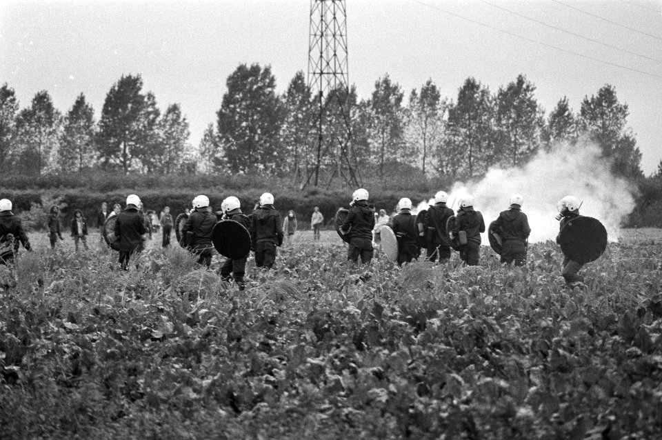 ME in het veld met traangas, Bestanddeelnr 931-6913
