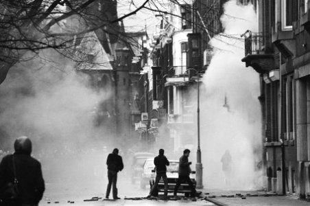 ME schiet met traangas vanaf een balkon, Bestanddeelnr 932-4451