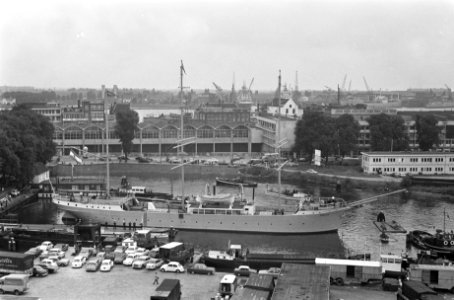 Matrozen opleidingsschip Pollux met nieuwe masten afgemeerd aan Oosterdok Amst, Bestanddeelnr 922-7168