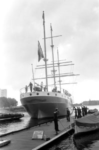 Matrozen opleidingsschip Pollux met nieuwe masten afgemeerd aan Oosterdok Amst, Bestanddeelnr 922-7169