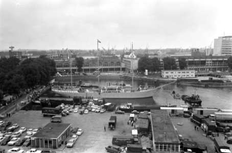 Matrozen opleidingsschip Pollux met nieuwe masten afgemeerd aan Oosterdok Amst, Bestanddeelnr 922-7166
