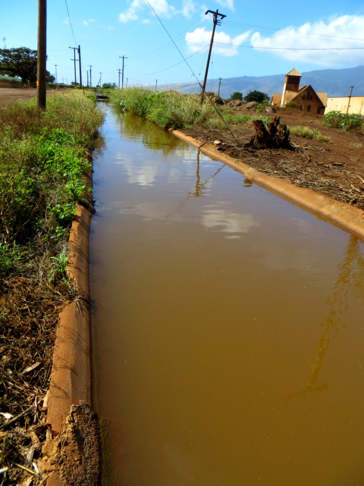 Maui-Puunene-School-irrigation-ditch