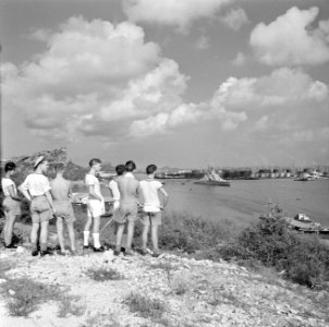 Matrozen kijken naar HM De Ruyter in het Schottegat op Curaçao, Bestanddeelnr 252-2713
