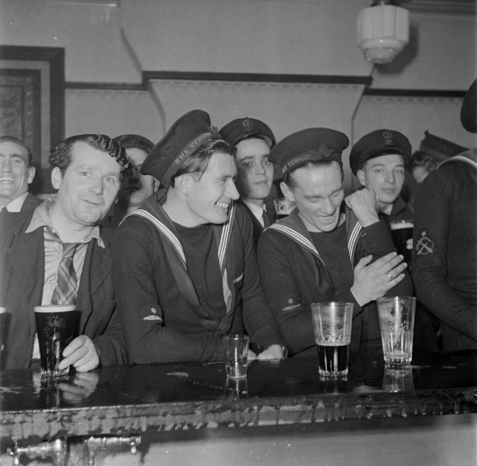 Matrozen aan de bar in een pub, Bestanddeelnr 254-4032