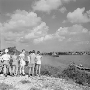 Matrozen kijken naar HM De Ruyter in het Schottegat op Curaçao, Bestanddeelnr 252-2712
