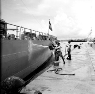 Matrozen bezig met het schoonspoelen van de HM De Ruyter in de haven van Willems, Bestanddeelnr 252-3226