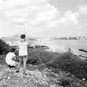 Matrozen kijken naar HM De Ruyter in het Schottegat op Curaçao, Bestanddeelnr 252-2714