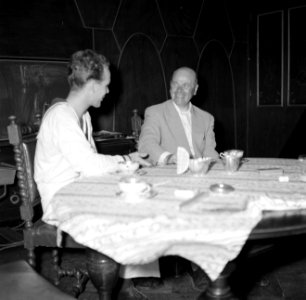 Matroos Beerman en JJ van Dorssen aan tafel, Bestanddeelnr 252-2842