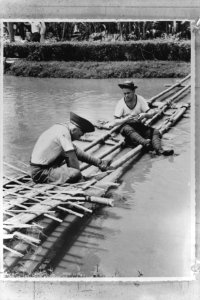 Matrozen leggen een soort ponton over een rivier, Bestanddeelnr 935-0024