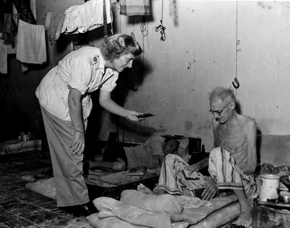 Mater dela Rosa ziekenhuis in Batavia. Zuster Jongsma met één van haar patiënten, Bestanddeelnr 935-3599