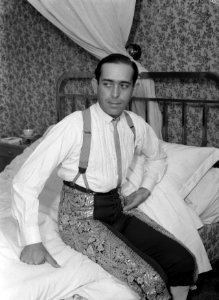 Matador Marcial Lalande zittend op bed in zijn stierenvechterskostuum, voorafgaa, Bestanddeelnr 191-0405