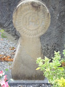 Mauleon-Licharre(Pyr-Atl, Fr) vieux stele discoïdale sur le premier grand cimetière