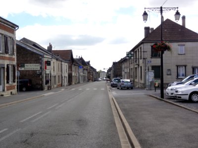 Maubert-Fontaine (Ardennes) la N43 traverse la ville
