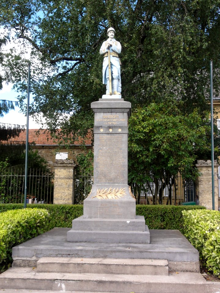 Maubert-Fontaine (Ardennes) monument aux morts