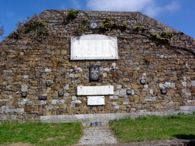 Maubeuge (Nord, Fr) monument au morts porte de Mons, plaquettes noms