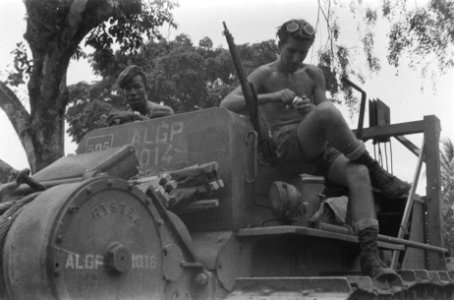Mauritsbaai, Z.-Java Soldaat Chris van Hertum en Brigadier Banel (uit West-Indi, Bestanddeelnr 407-1-1