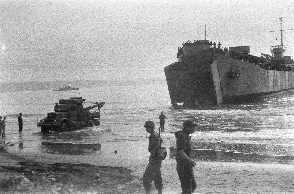 Mauritsbaai (Zuid-Java) aanvoer van materieel Landingsvaartuig LST 627 P…, Bestanddeelnr 408-5-5