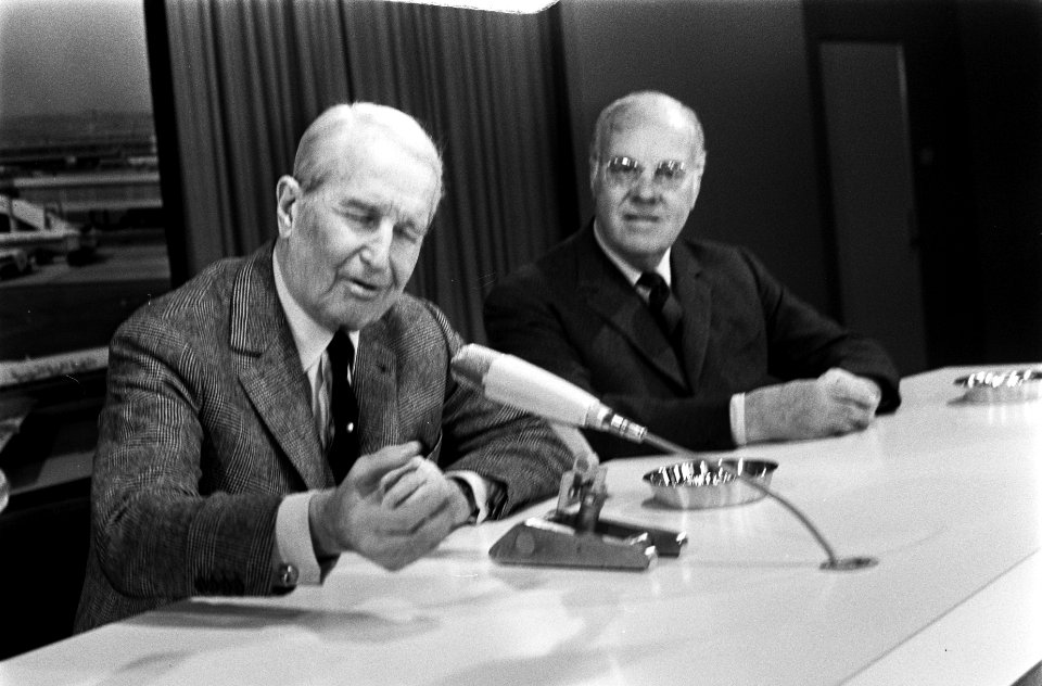 Maurice Chevalier , zanger uit Frankrijk, arriveert op Schiphol. Persconferentie, Bestanddeelnr 923-2956