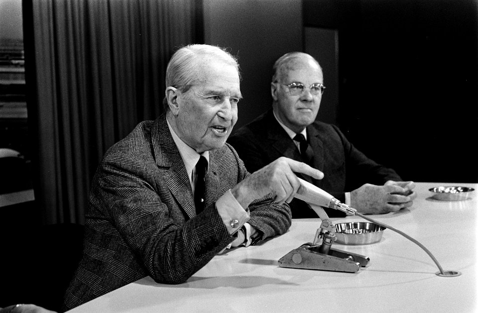 Maurice Chevalier , zanger uit Frankrijk, arriveert op Schiphol. Persconferentie, Bestanddeelnr 923-2958