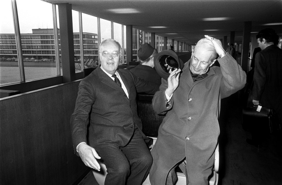 Maurice Chevalier, zanger uit Frankrijk, (rechts) arriveert op Schiphol, naast …, Bestanddeelnr 923-2953