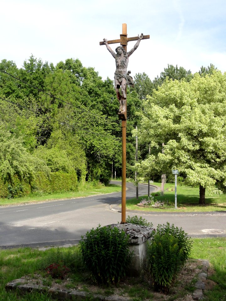 Mauregny-en-Haye (Aisne) croix de chemin est