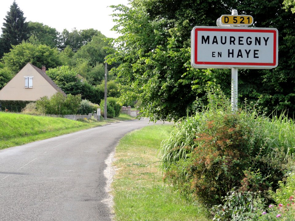 Mauregny-en-Haye (Aisne) city limit sign