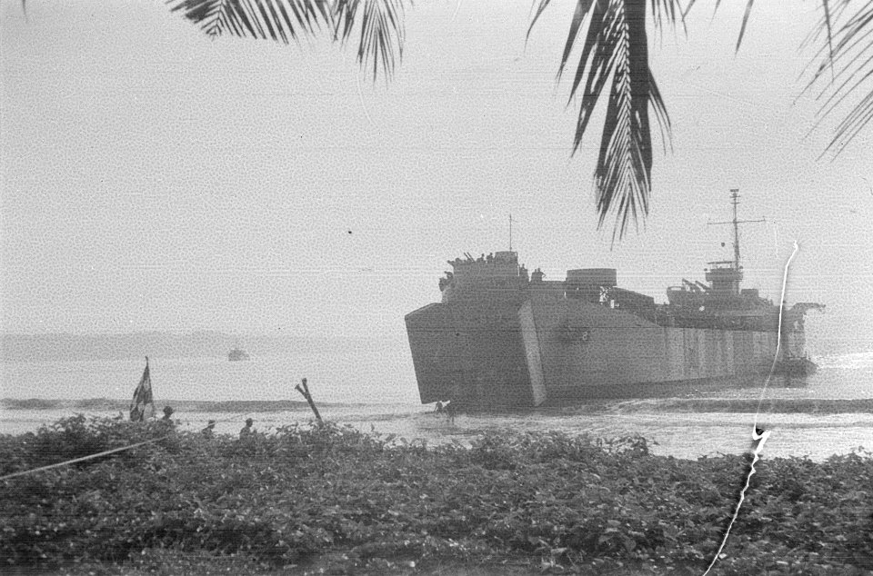Mauritsbaai (Zuid-Java aanvoer van materieel Landingsvaartuig LST 627 Pel…, Bestanddeelnr 408-5-3