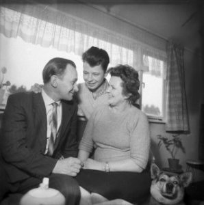 Max Kaufmann weer bij zijn gezin in Oosterbeek, familie Kaufmann in de woonwagen, Bestanddeelnr 911-9770