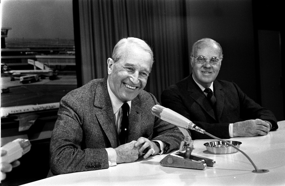 Maurice Chevalier , zanger uit Frankrijk, arriveert op Schiphol. Persconferentie, Bestanddeelnr 923-2957