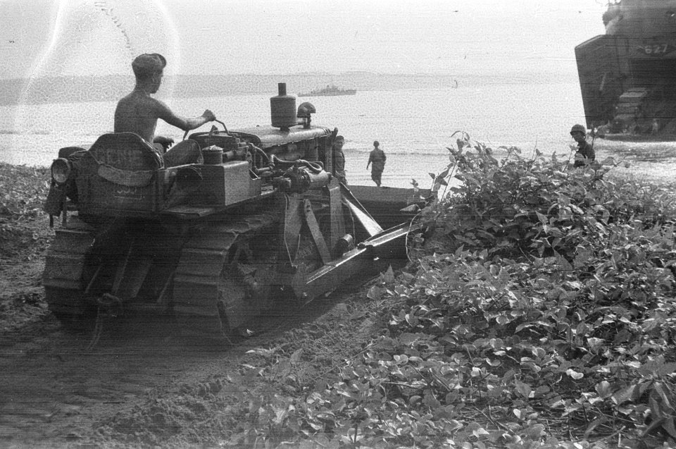 Mauritsbaai Een bulldozer legt een toegangsweg aan In de achtergrond LST Peli, Bestanddeelnr 408-5-4