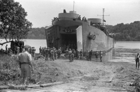 Mauritsbaai (Zuid-Java) aanvoer van materieel Landingsvaartuig LST 627 P…, Bestanddeelnr 408-1-5