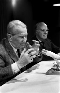 Maurice Chevalier , zanger uit Frankrijk, arriveert op Schiphol. Persconferentie, Bestanddeelnr 923-2959
