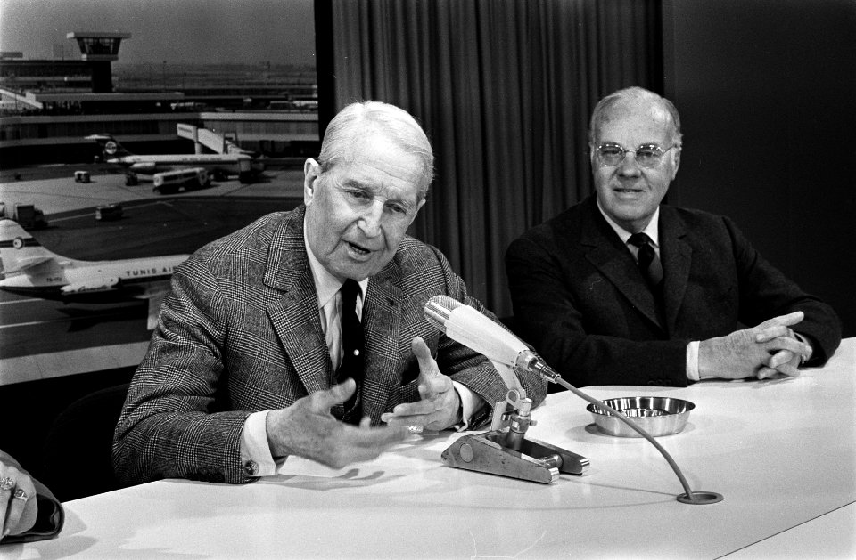 Maurice Chevalier , zanger uit Frankrijk, arriveert op Schiphol. Persconferentie, Bestanddeelnr 923-2955