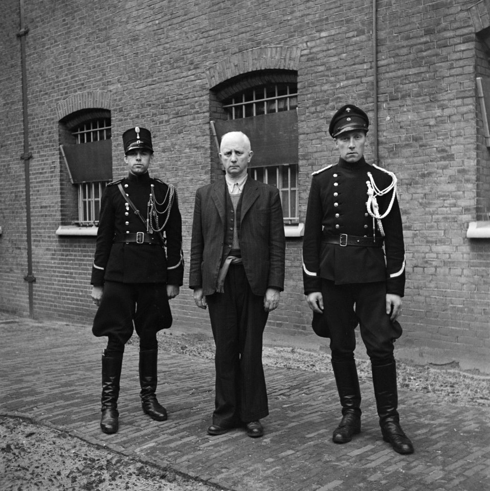 Max Blokzijl (tussen twee bewakers), Bestanddeelnr 900-2928