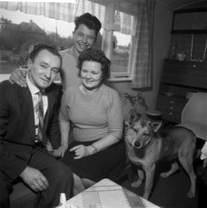 Max Kaufmann weer bij zijn gezin in Oosterbeek, familie Kaufmann in de woonwagen, Bestanddeelnr 911-9769