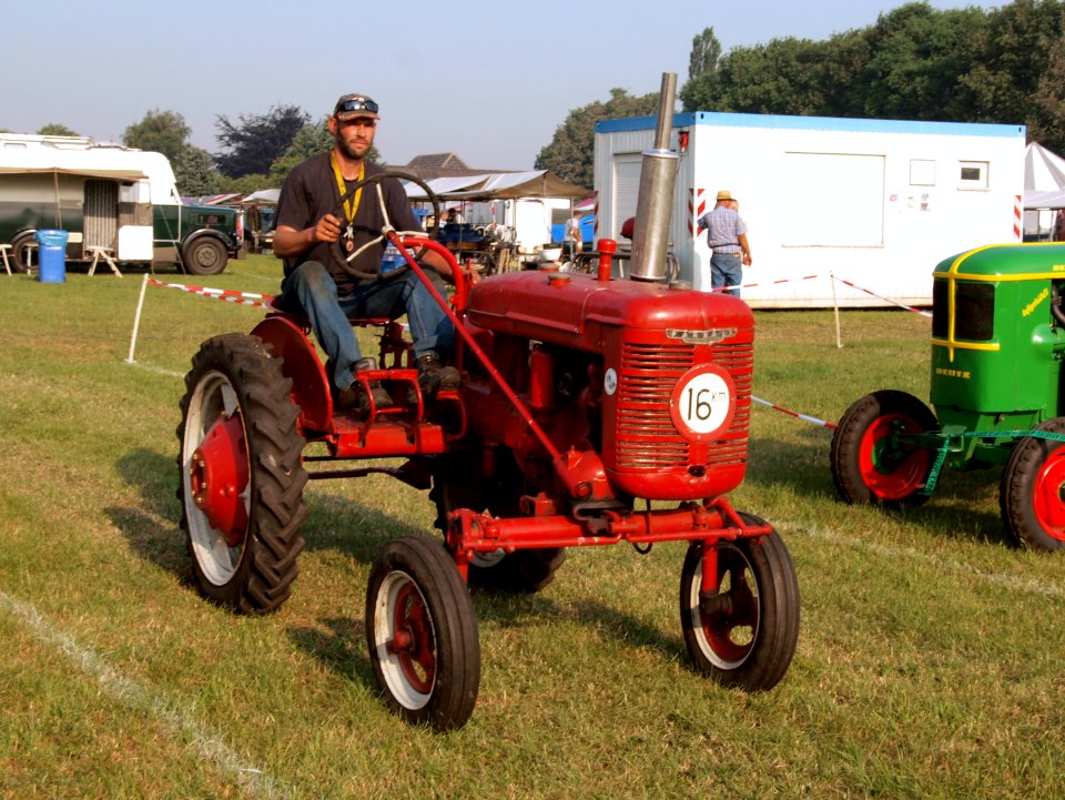Mc Cormick Farmall Cub (1947)-2