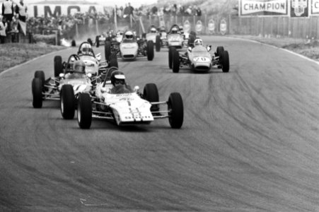 Mc Harness (Engeland) op kop in de Formule Ford-race tijdens de NAV- Paasraces o, Bestanddeelnr 924-4484