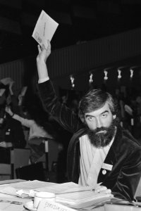 Max van den Berg, voorzitter van de PvdA, tijdens de stemmingen, Bestanddeelnr 931-7600