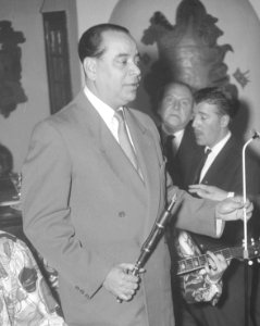 Max Woiski Sr. op Schiphol (1957)