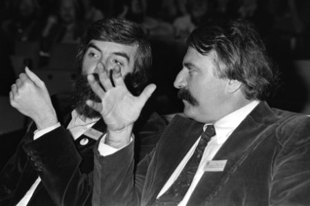 Max van den Berg (links) in gesprek met Van der Louw, Bestanddeelnr 931-7601